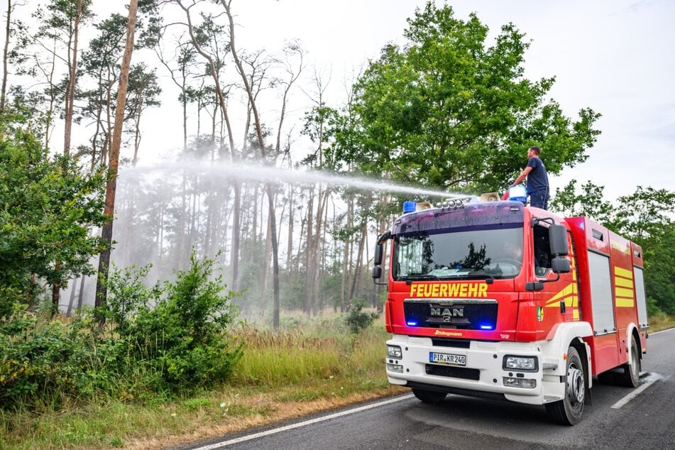 Nur von entmunitionierten Wegen aus können die Kräfte gegen die Flammen vorgehen. (Archivbild)