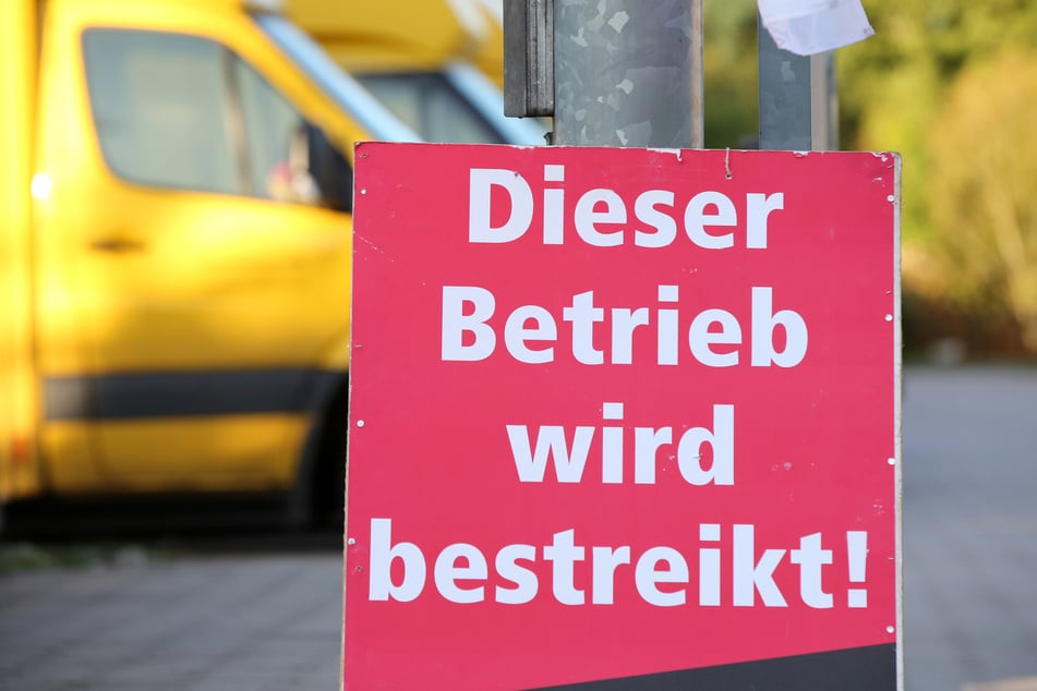 Die Gewerkschaft Verdi fordert 15 Prozent mehr Lohn und Gehalt für die 160.000 Beschäftigten in den Brief- und Paketzentren in NRW.
