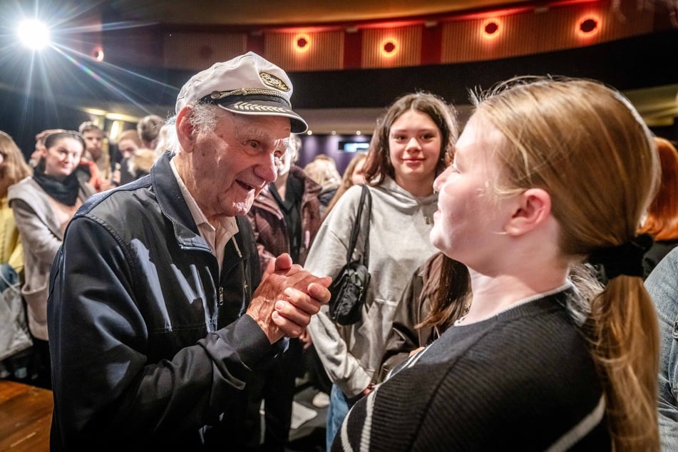 Nach der Veranstaltung kamen Schüler in direkten Kontakt mit dem fast 100-jährigen. Polina (16, r.) von der Marianne-Brandt-Oberschule Chemnitz kam vor vier Jahren aus der Ukraine nach Deutschland und war sehr ergriffen vom Film und den Eindrücken aus ihrer Heimat.