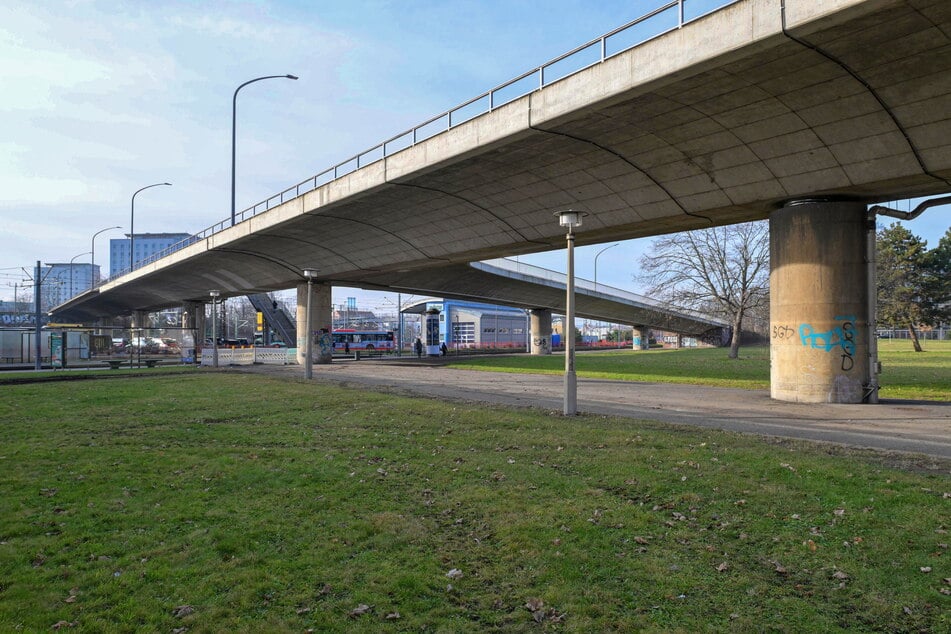 Führt über Straßen und Gleise: Wie die Carolabrücke wurde auch die Brücke Budapester Straße mit Spannstahl aus dem ehemaligen VEB Stahl- und Walzwerk Hennigsdorf (DDR-Bezirk Potsdam, heute Brandenburg) errichtet.