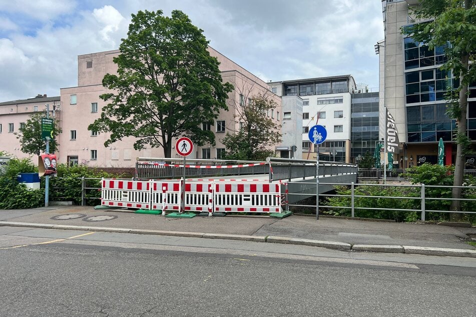 Die Brücke an der Markthalle wurde am Freitag gegen 13 Uhr gesperrt.