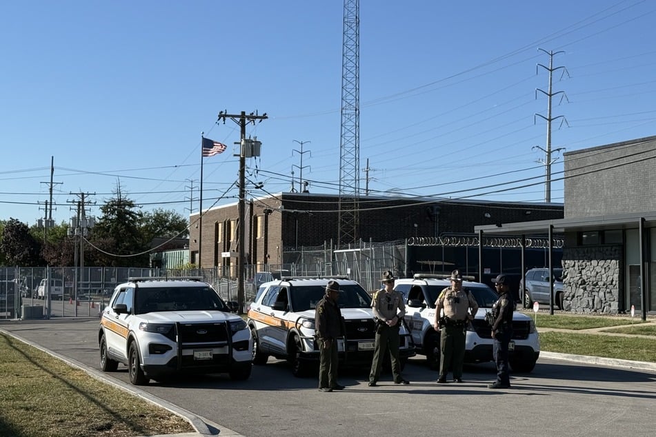 Einsatzkräfte der State Police sichern die Zufahrt vor einer Einrichtung der US-Behörde Immigration and Customs Enforcement (ICE).