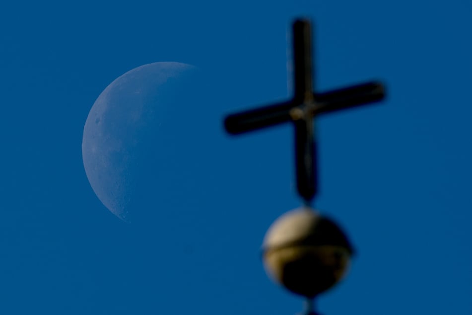 Immer wieder finden Geflüchtete im Kirchenasyl Zuflucht vor einer drohenden Abschiebung. Sie hoffen darauf, dass sie doch bleiben dürfen. (Symbolbild)