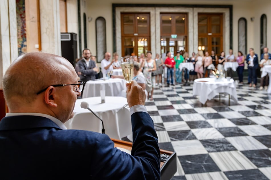 Oberbürgermeister Sven Schulze (52, SPD) stieß am gestrigen Freitag mit den Stadtangestellten an.