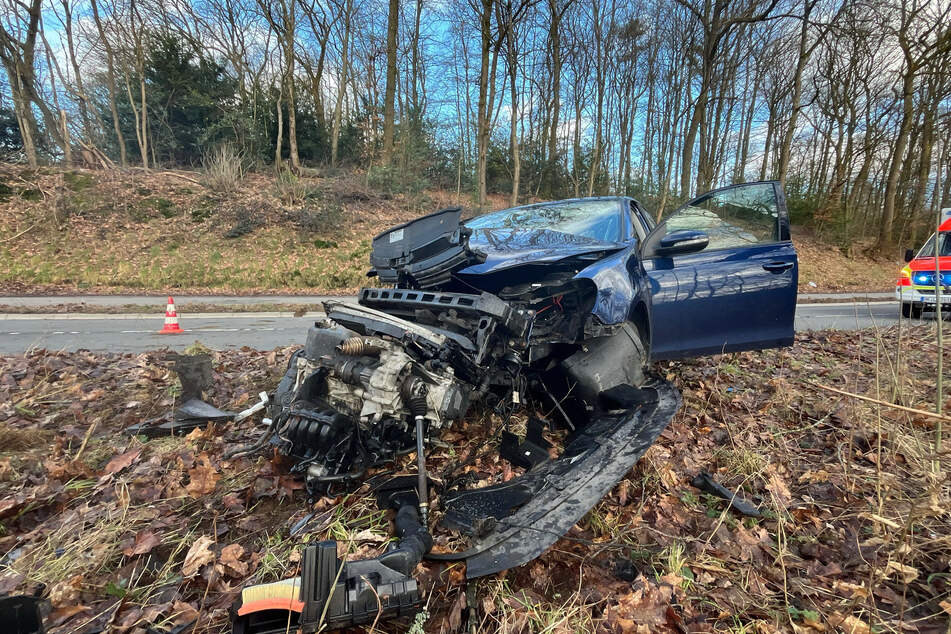 Der Wagen prallte am Dienstag mit derartiger Wucht gegen einen Baum, dass der Motorblock abgerissen wurde.