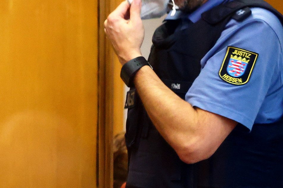 Wegen rechtsextremer Chat-Inhalte wurde ein Polizeibeamter am Dienstag in Frankfurt zu einer Geldstrafe von 90 Tagessätzen verurteilt. (Symbolfoto)