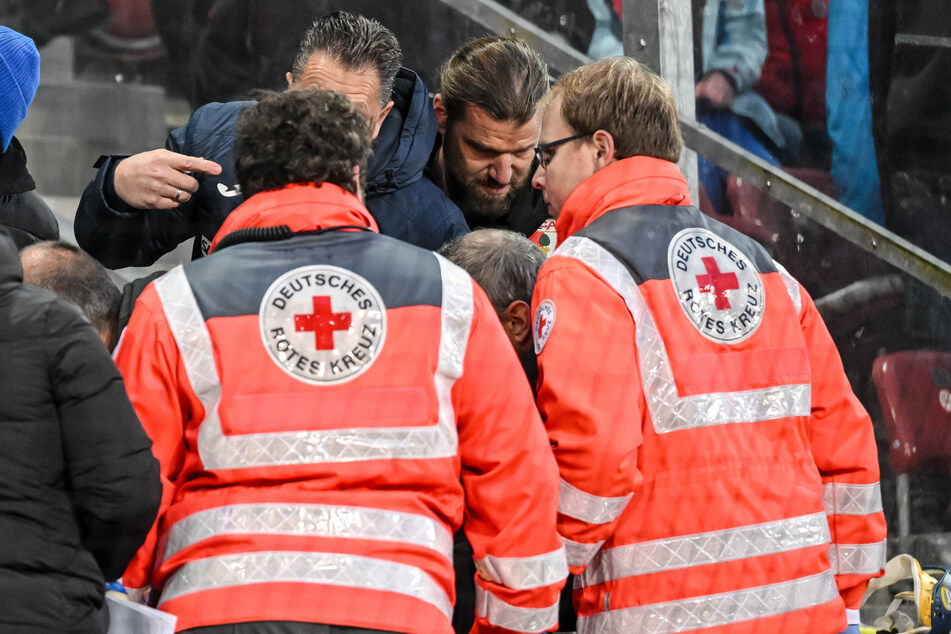 Ein Hoffenheim-Fan, der durch den Böller verletzt wurde, muss behandelt werden. (Archiv)