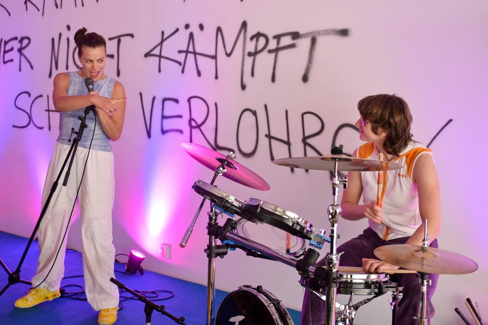 Kaya Loewe (l.) und Josephine Tancke in einer Konzertszene der Inszenierung "Nullerjahre" nach dem Roman von Hendrik Bolz.