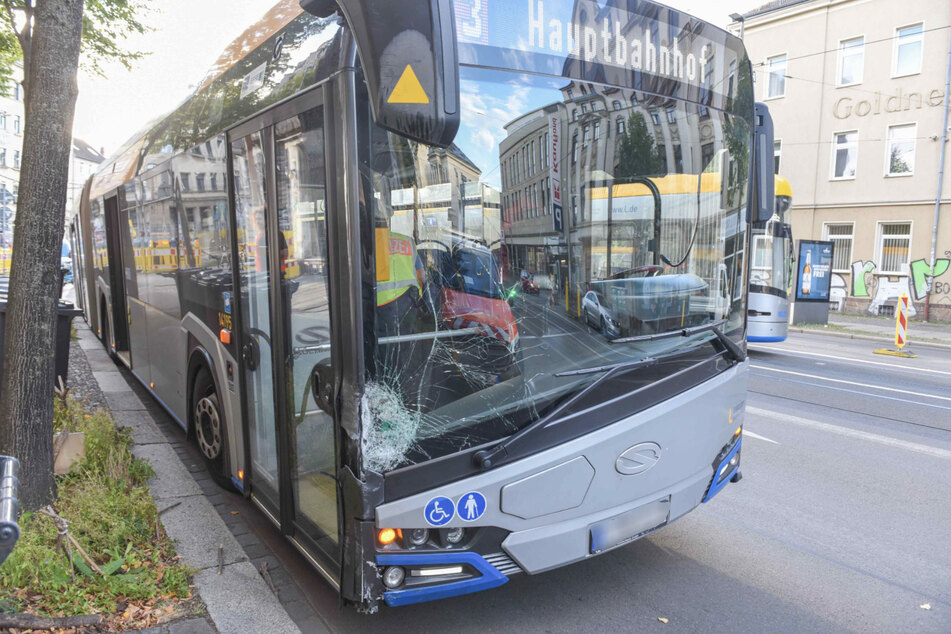 Bei einem Unfall am Mittwoch im Leipziger Stadtteil Reudnitz wurde eine Bus-Insassin verletzt.