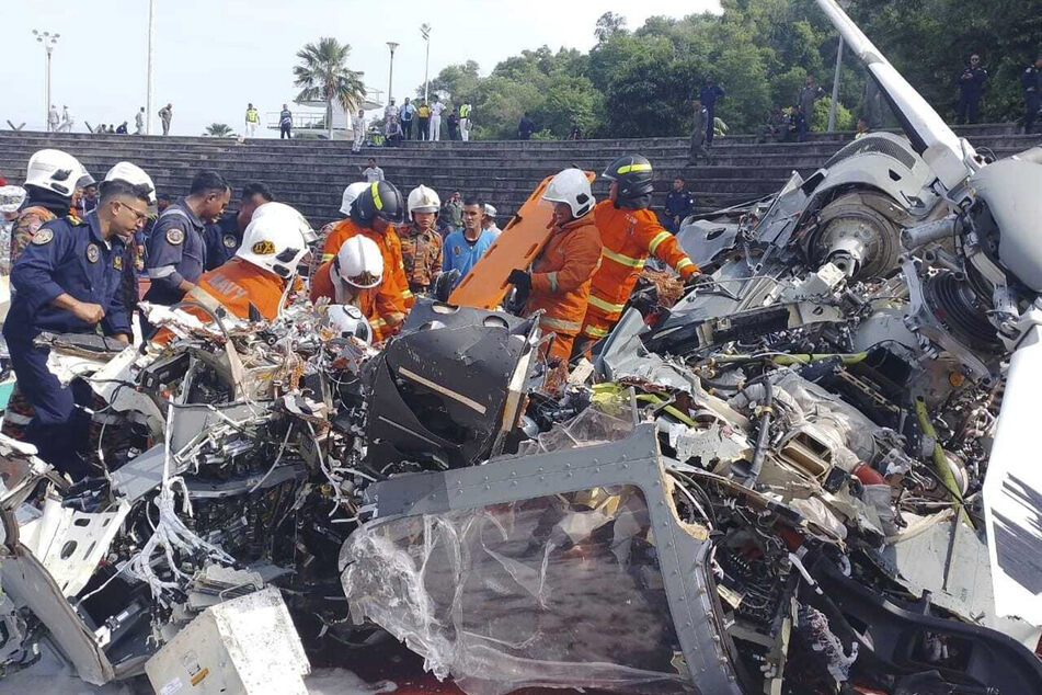 Die Trümmerteile der abgestürzten Helikopter werden untersucht.