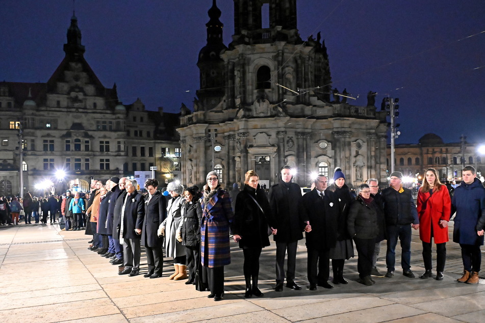 Tausende Menschen versammelten sich in Dresden, um mit einer Menschenkette ein Zeichen für Versöhnung und Frieden zu setzen.