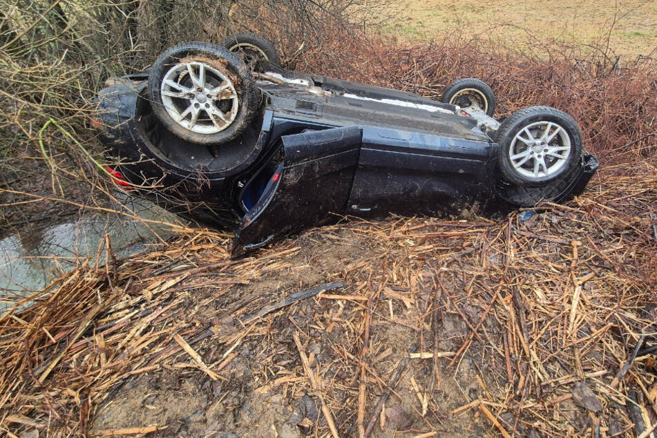 Unfall in Mittelsachsen: Audi landet kopfüber neben der Straße