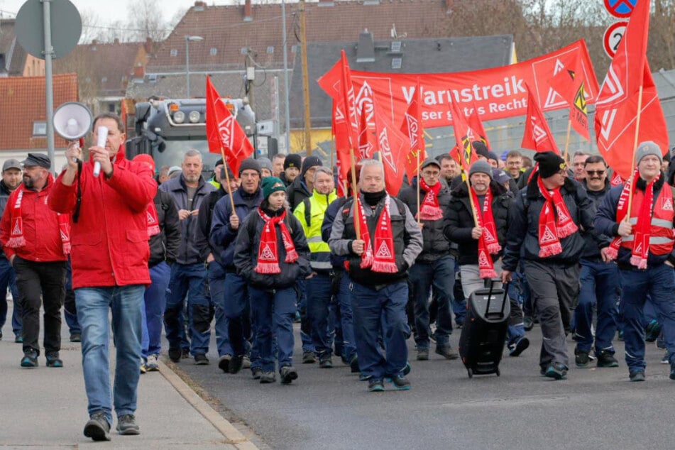 Chemnitz: Beschäftigte wollen mehr Geld: Warnstreik bei VW-Zulieferer in Chemnitz