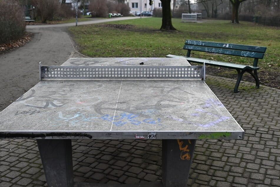 Auf dieser Tischtennisplatte im Güntzpark war die Pyrotechnik platziert.