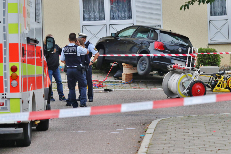 Die Feuerwehr musste die unter dem Auto eingeklemmte Frau befreien.