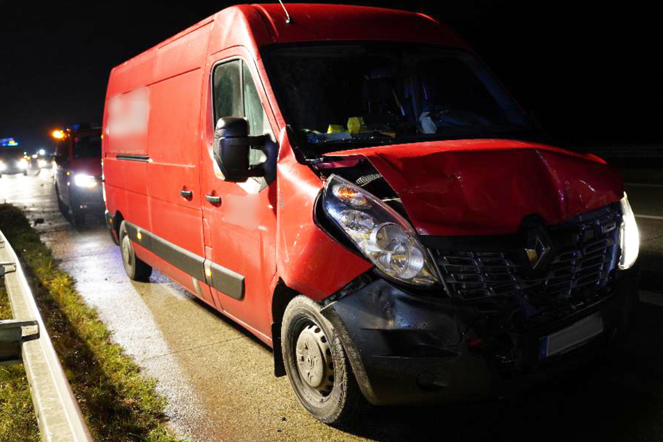 Der Fahrer des Transporters konnte sein Fahrzeug auf dem Standstreifen der A3 zum Stehen bringen.