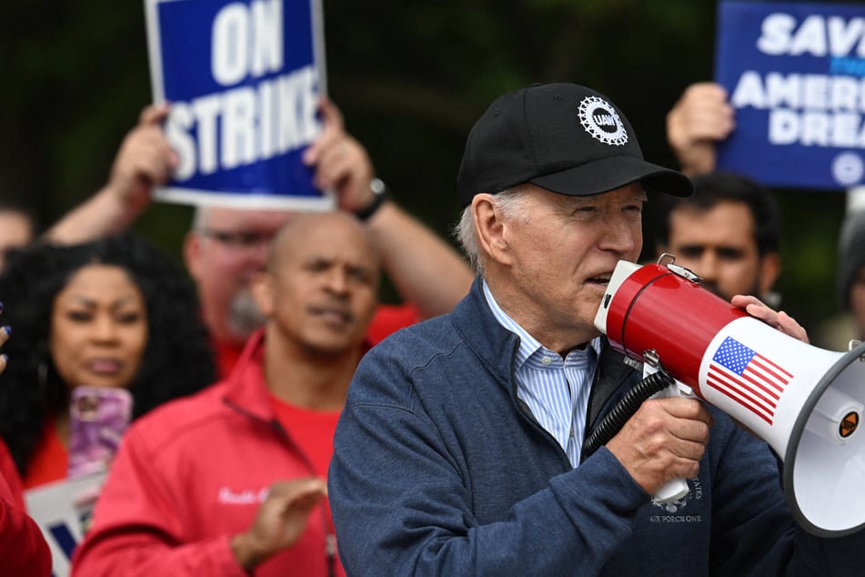 Biden Joins Auto Workers’ Protest in Michigan