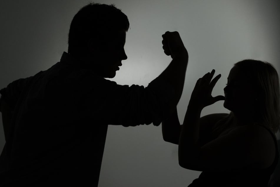 Ein als Silhouette abgebildeter Mann droht einer Frau mit der Faust. Im Corona-Jahr 2020 hat die häusliche Gewalt in Berlin leicht zugenommen. (Symbolfoto)