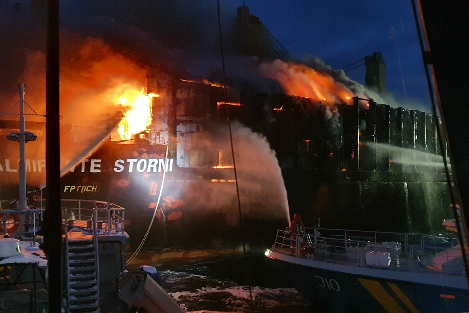 Feuer auf Hamburger Frachter "Almirante Storni" nach mehreren Tagen gelöscht
