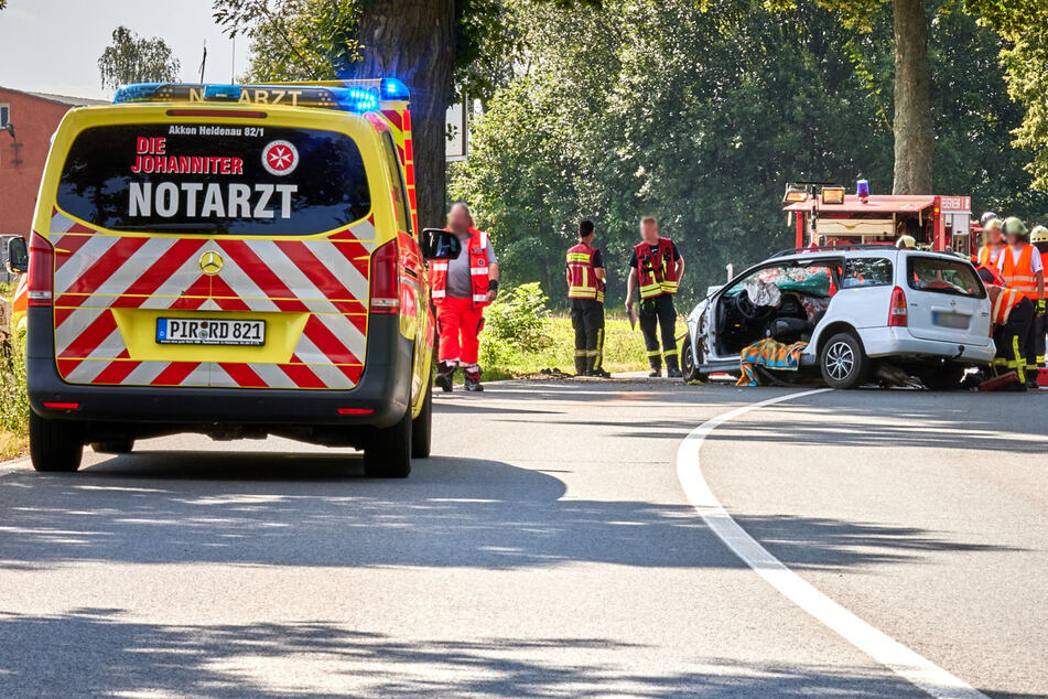 Tödlicher Unfall: 54-Jähriger kracht südlich von Pirna gegen Baum