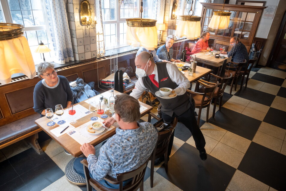 Neu in Sachsen: Restaurants dürfen - anders als auf dem Foto - ab Inzidenz 1500 keine Gäste mehr empfangen. Sie müssen dann schließen.