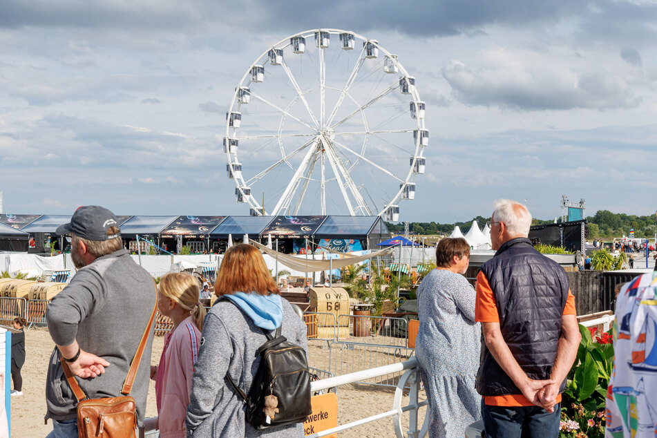 Das Riesenrad am Strand ist eine der neuen Attraktionen auf der 134. Travemünder Woche, die noch bis zum 30. Juli dauert.