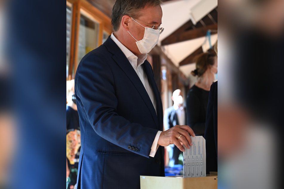 Armin Laschet (60) bei der Stimmabgabe zur Bundestagswahl. Seinen Zettel hatte er nicht nach innen gefaltet, sodass man nur die blanke Rückseite sehen kann, sondern nach außen.