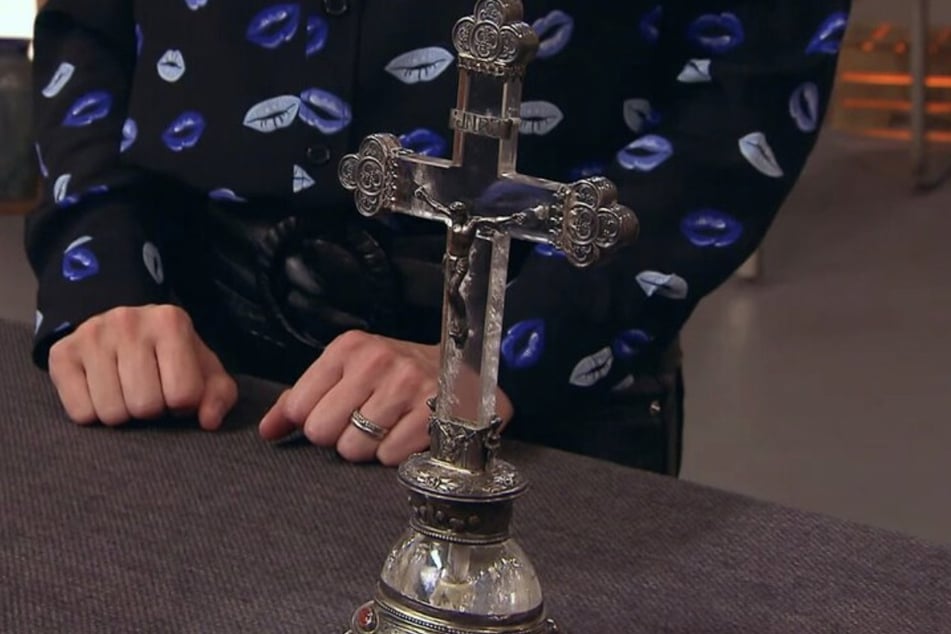 Das Objekt, welches aus dem Anfang oder der Mitte des 19. Jahrhunderts stammt, ist aus einem Bergkristall gefertigt.