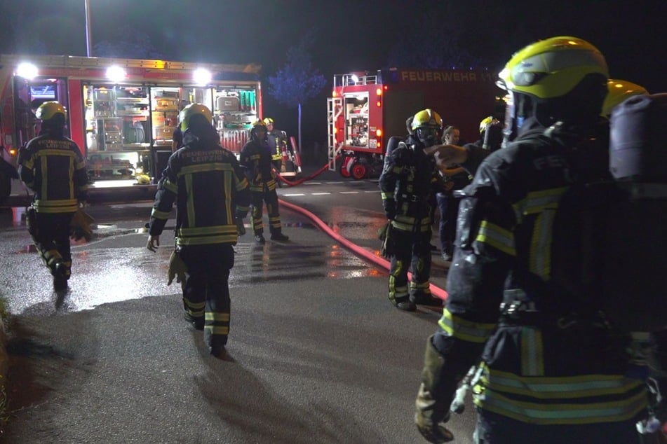 Leipzigs Feuerwehrleute waren schnell zur Stelle, um den Brand zu löschen. Das Gefährt war jedoch nicht mehr zu retten.
