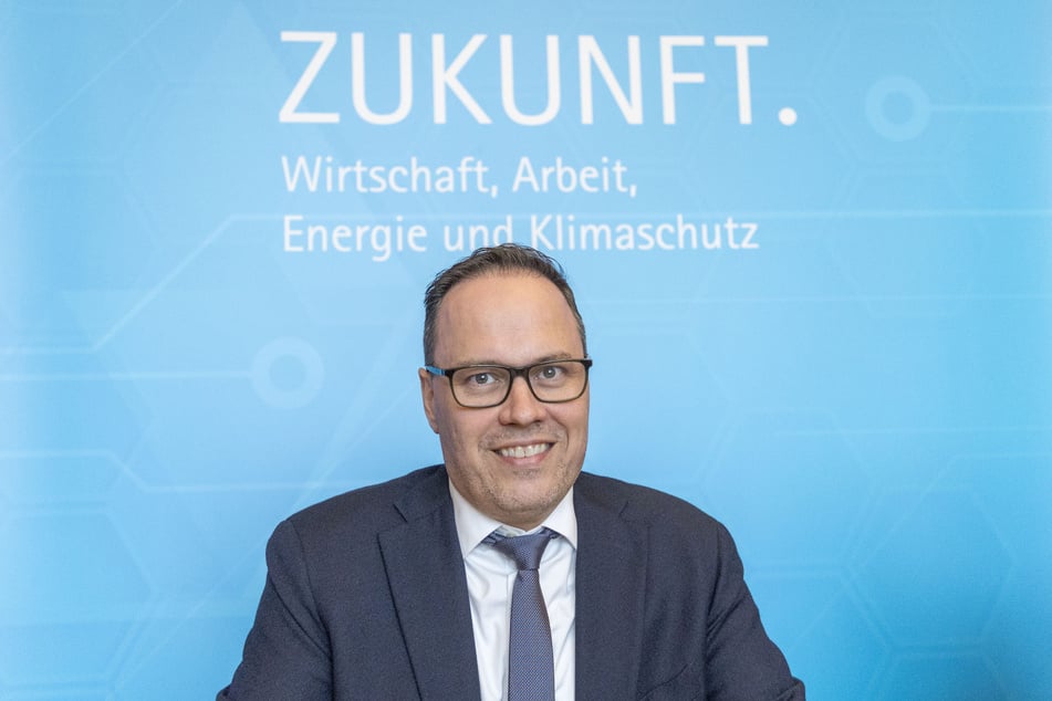Sein Ministerium fördert Forschungs- und Pilotprojekte zum autonomen Fahren: Wirtschaftsminister Dirk Panter (52, SPD).