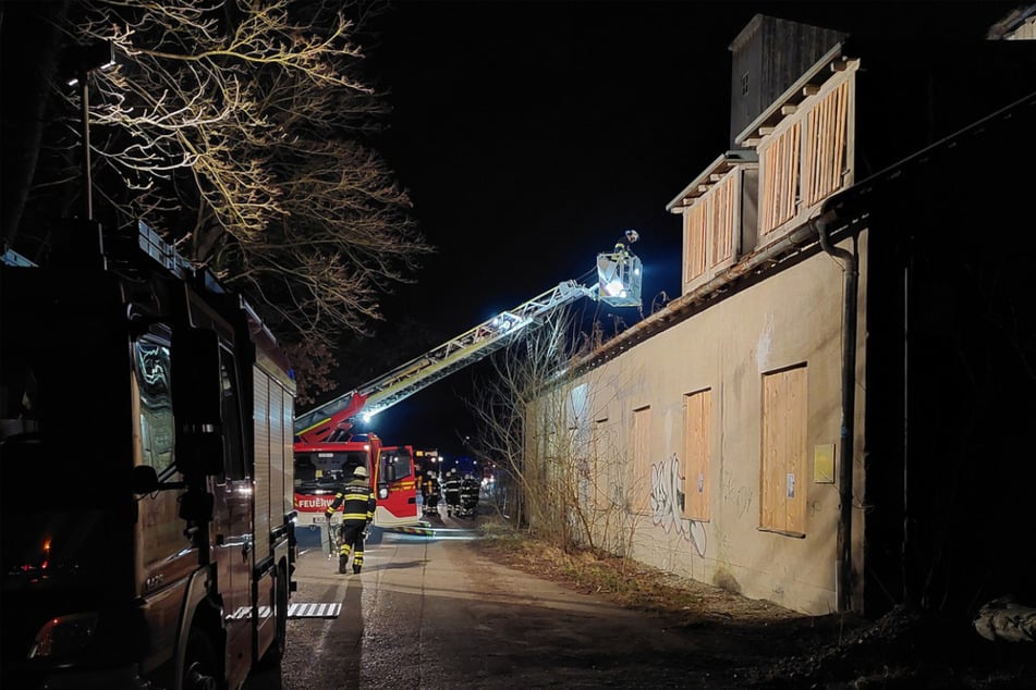 Das Dach und der Kamin des Gebäudes wurden durch die Feuerwehr auf Schäden überprüft.