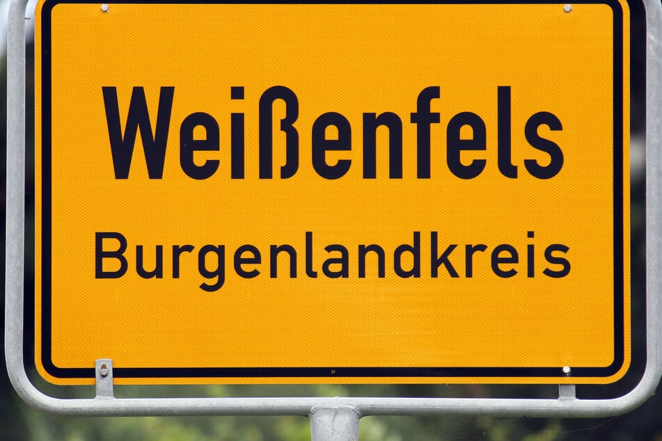 Mann beleidigt Kinder fremdenfeindlich - und droht mit Bierflasche!