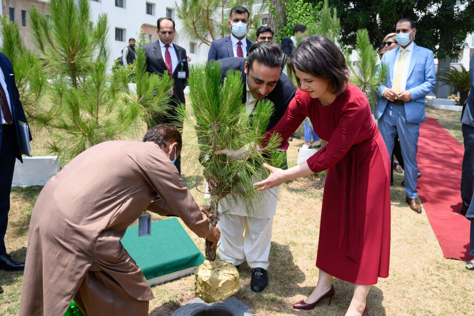 Da war noch alles gut: Gemeinsam mit ihrem pakistanischen Kollegen Bilawal Bhutto-Zardari (33) pflanzte Annalena Baerbock (41, Grüne) im Garten des dortigen Außenministeriums einen Baum.