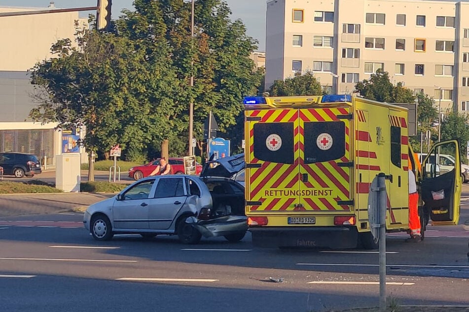 Einen Skoda erwischte es am Heck. Der Krankenwagen war nicht am Unfall beteiligt.