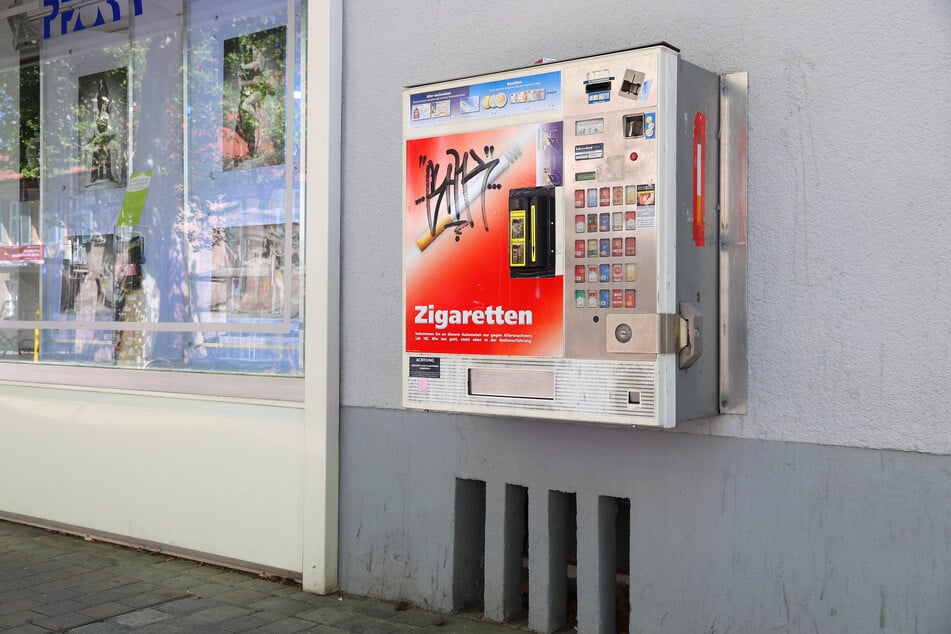 Die Täter sprengten den Automaten auf und entwendeten die Zigaretten sowie die Geldkassette. (Symbolfoto)