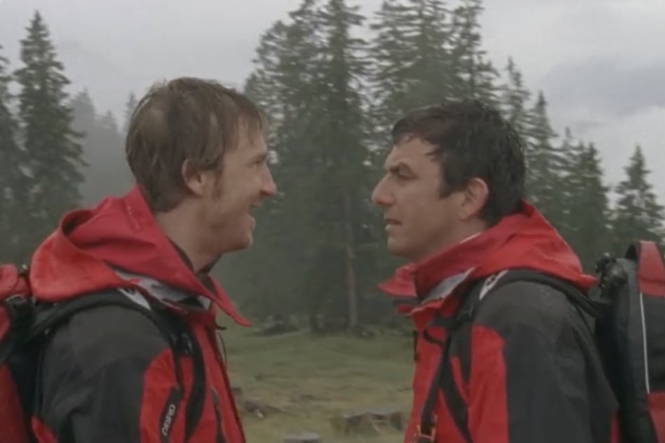 "Der Bergdoktor" Staffel 1, Folge 2: Martin (r.) gesteht seinem Bruder Hans, dass er etwas mit dessen Frau hatte. Jedoch spricht er von einem einmaligen Ausrutscher.