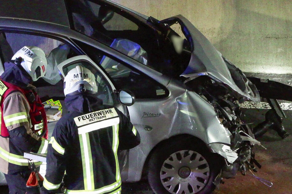 Insbesondere die Fahrzeugfront des Kleinwagens wurde erheblich beschädigt.