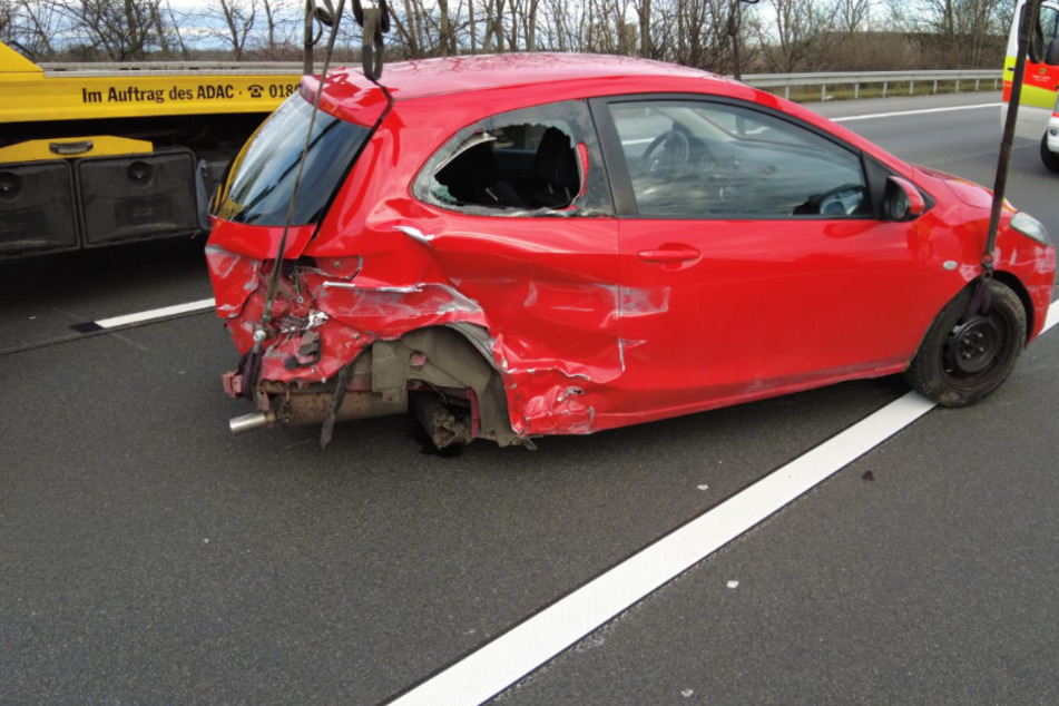 Mercedes kollidiert mit Mazda: Schwerer Unfall auf der A14