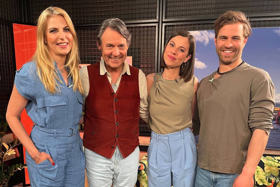 Moderatorin Tanja Bülter (53, v.l.n.r.) hat anlässlich des 33. GZSZ-Jubiläums Wolfgang Bahro (64), Anna-Katharina Fecher (36) und Onno Buß (30) in ihrer Web-Show begrüßt.