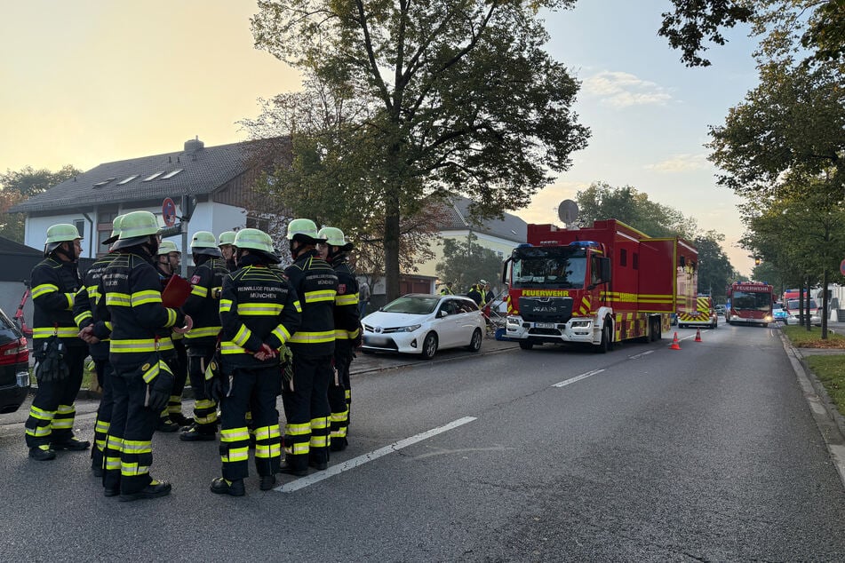 Die Feuerwehr kümmerte sich um den Brand in einem Einfamilienhaus, musste sich aber wegen der Sprengfallen zurückziehen.