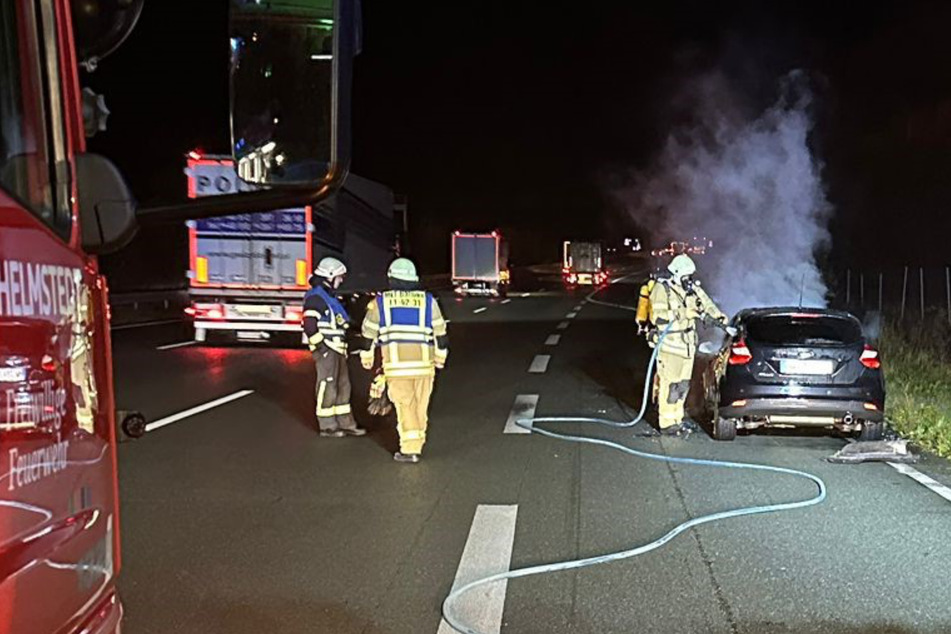 Feuerwehreinsatz bei Helmstedt: Auto gerät auf A2 in Brand!