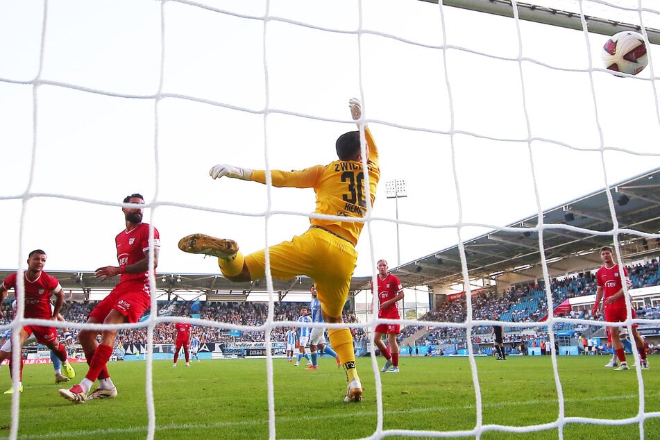 Kurz vor der Pause: FSV-Keeper Hiemann patzt und Chemnitz erhöht auf 2:0.