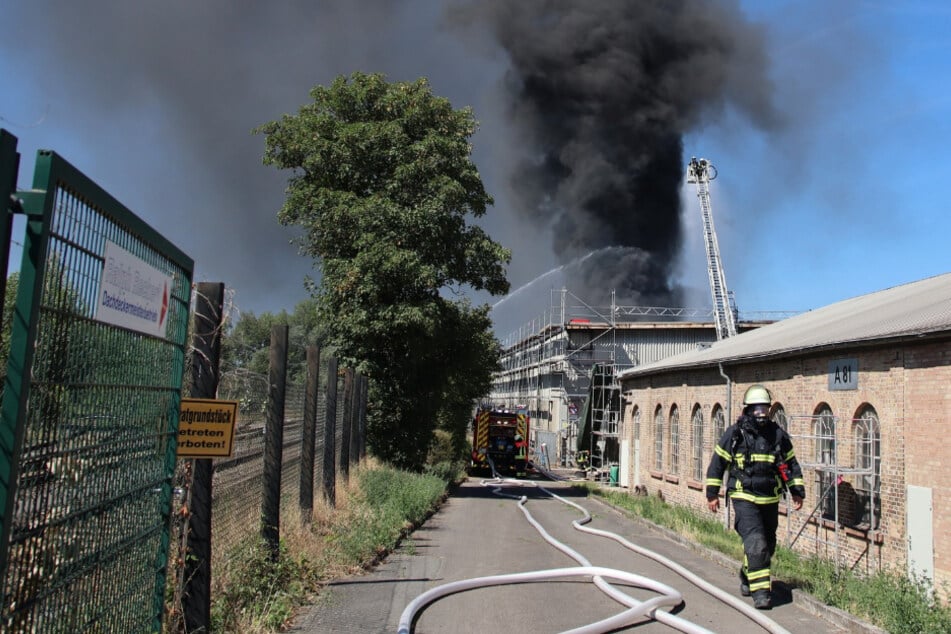 Der Rauch war kilometerweit sichtbar. Rund 100 Feuerwehrleute waren im Einsatz.