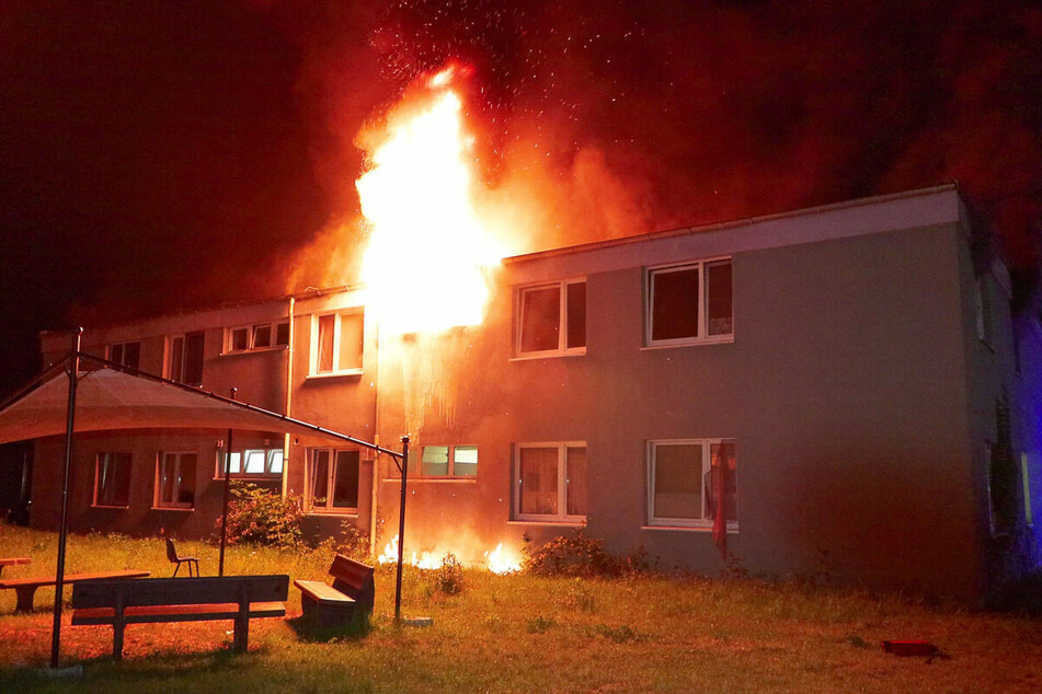 Das Feuer war im Obergeschoss der Unterkunft entfacht. Flammen loderten aus dem Fenster.