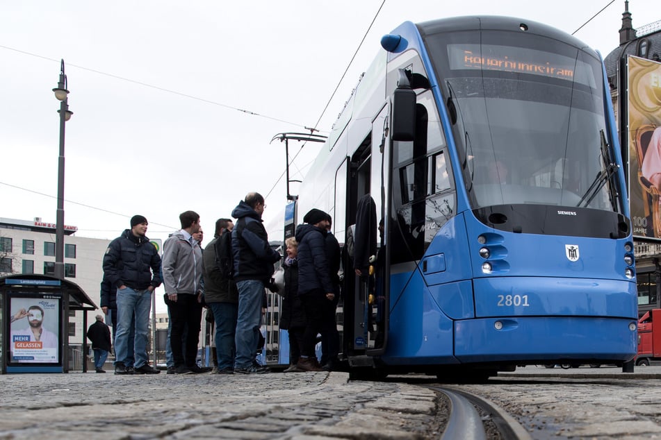 Blaulicht-Drama in München: Polizeiauto kracht in Straßenbahn