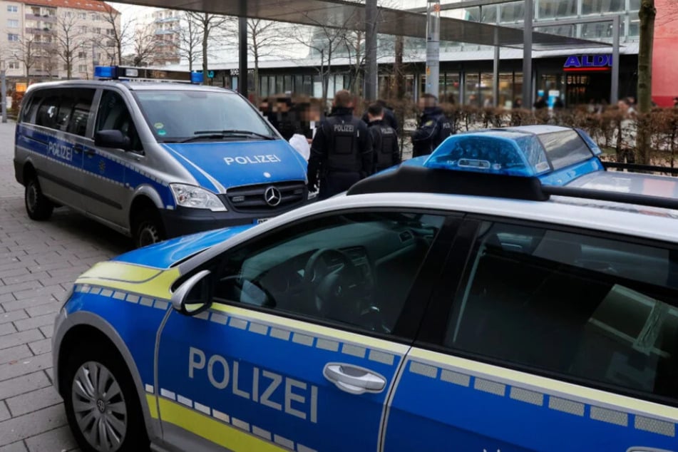 Einer Streifenwagenbesatzung fielen zwei Männer auf einem E-Scooter und einem E-Bike auf. (Symbolbild)