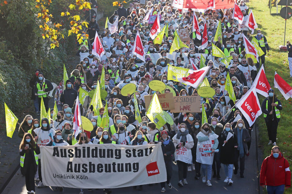 Hier geht Uniklinik-Personal auf die Straße! Klatschen allein hilft nicht