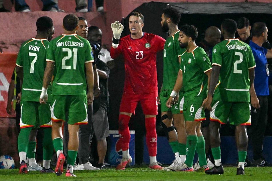 Die Spieler von Suriname um Immanuel Pherai (25, Zweiter von rechts) beratschlagten sich nach den Beleidigungen.