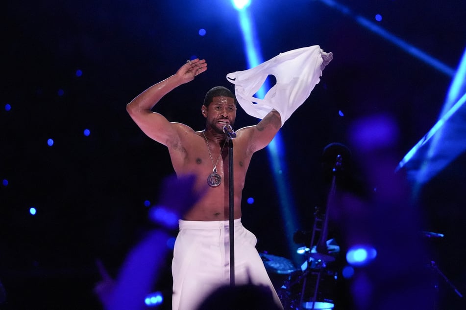 In der Halbzeitshow des Super Bowl heizte Usher mit seiner Performance mächtig ein.