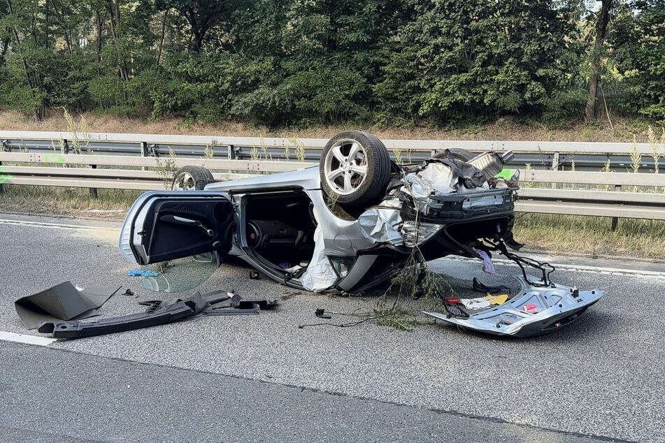 Der Mercedes blieb auf dem Fahrzeugdach liegen.